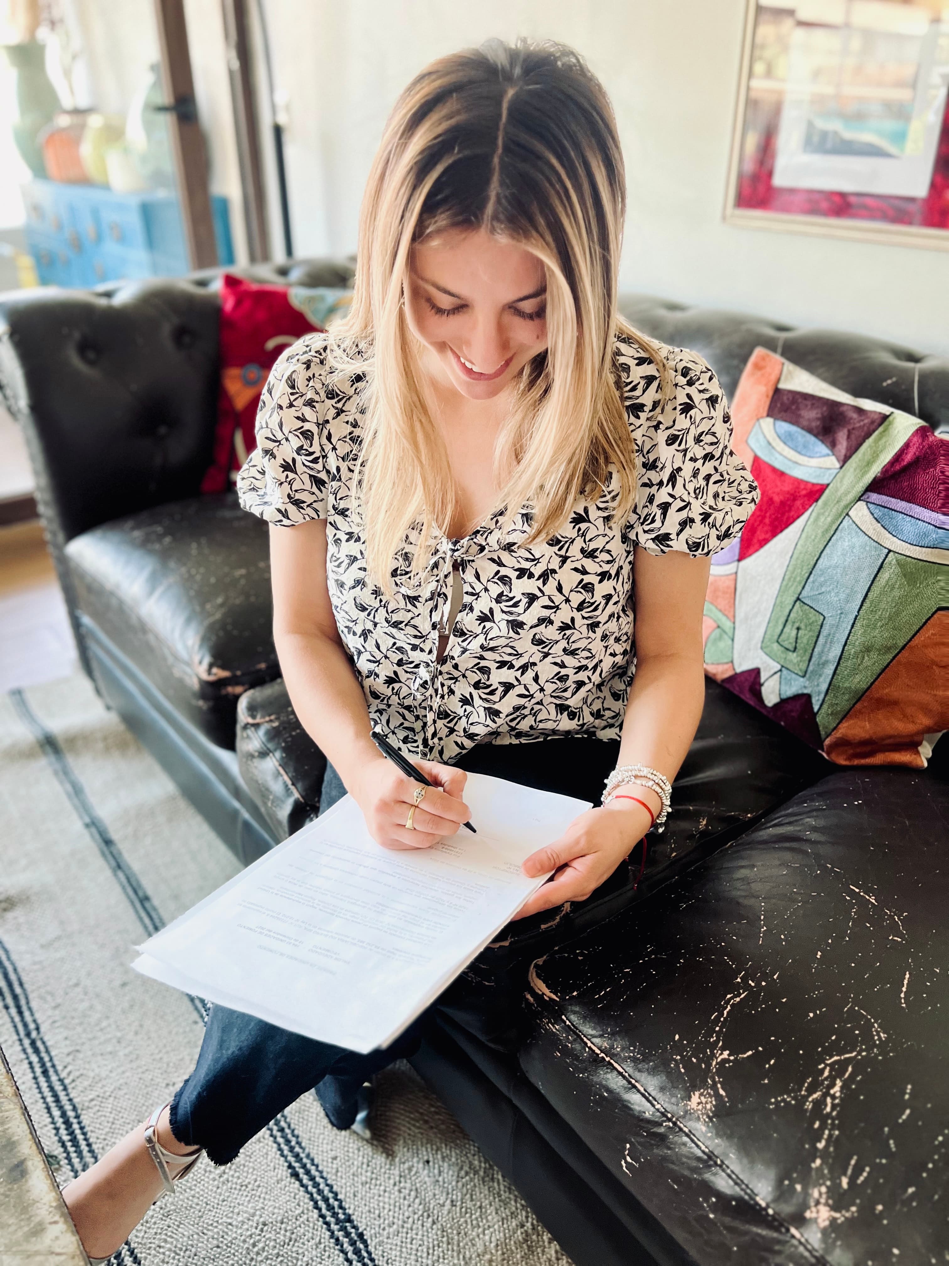 Clienta firmando su promesa de compraventa